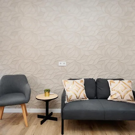 Bright Renovated 2br Apt- Balcony - 10' Walk - Barcelona 25' Train * Sant Adrià de Besòs