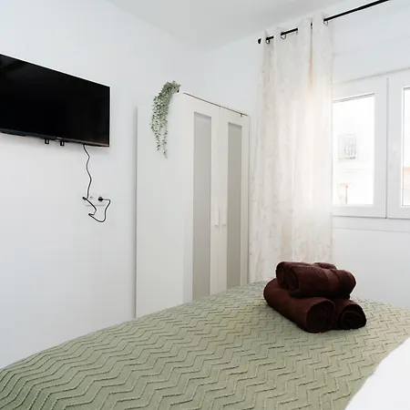 Bright Renovated 2br Apt- Balcony - 10' Walk - Barcelona 25' Train アパート *