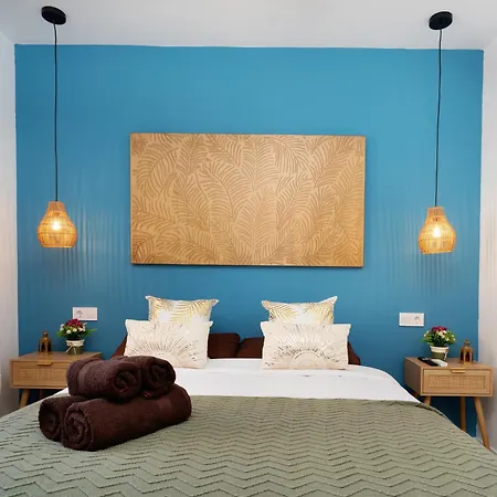 Bright Renovated 2br Apt- Balcony - 10' Walk - Barcelona 25' Train *