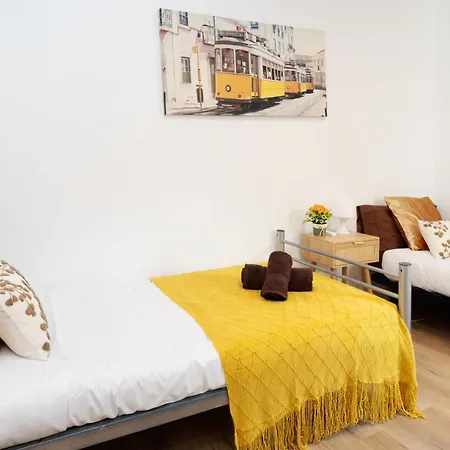 Bright Renovated 2br Apt- Balcony - 10' Walk - Barcelona 25' Train * Sant Adrià de Besòs