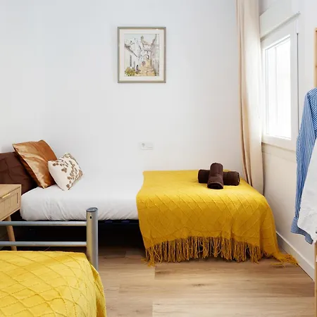 Bright Renovated 2br Apt- Balcony - 10' Walk - Barcelona 25' Train Apartamento