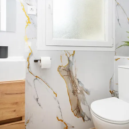 Apartament Bright Renovated 2br Apt- Balcony - 10' Walk - Barcelona 25' Train