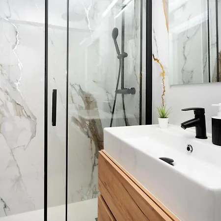 Apartamento Bright Renovated 2br Apt- Balcony - 10' Walk - Barcelona 25' Train