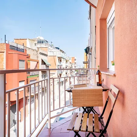 Apartamento Bright Renovated 2br Apt- Balcony - 10' Walk - Barcelona 25' Train Sant Adrià de Besòs