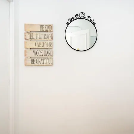 Bright Renovated 2br Apt- Balcony - 10' Walk - Barcelona 25' Train * Sant Adrià de Besòs